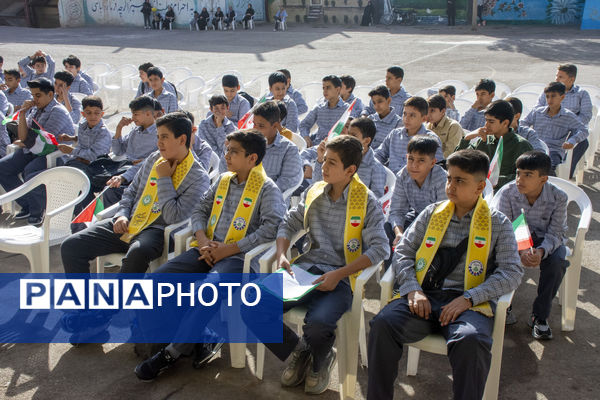 جوانه‌های محلاتی ورود به دوره متوسطه را با جشن جوانه‌ها آغاز کردند