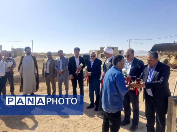 آیین کلنگ زنی پروژه آموزشی ۹ کلاسه هوشمند خیری روستای بهادران مهریز