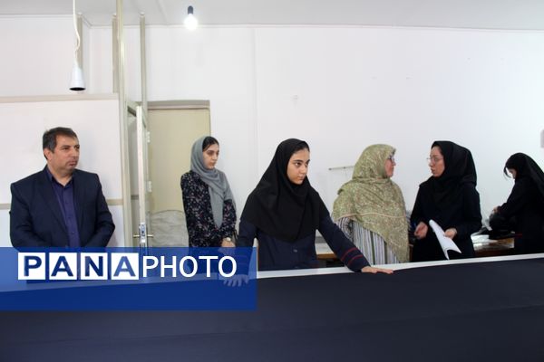 هنرستانی ها در نقش تولید کننده،دوخت لباس فرم دانش آموزان به دست هنرستانی های قدس