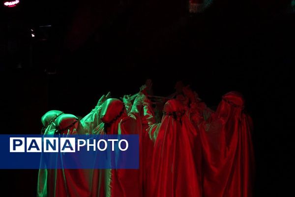 «روایت زمان»؛ هنرنمایی تئاتری در ستایش شهدا روی صحنه فرهنگسرای رازی ورامین