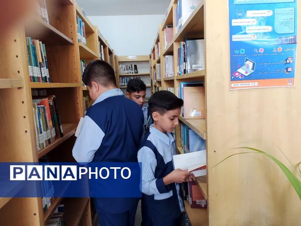 میزبانی کتابخانه امام حسین (ع) از دانش‌آموزان خاتم 