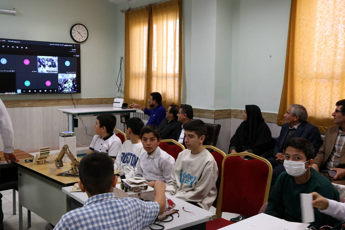 راه‌اندازی کلاس‌های هوشمند فرصتی کم‌نظیر برای ارتقای کیفیت آموزشی دانش آموزان است