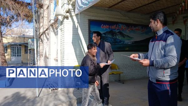 آیین تجلیل و قدردانی از برترین‌های مسابقات فوتسال درون مدرسه‌ای در دبیرستان امام رضا (ع) 