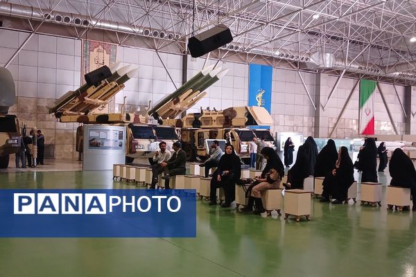 بازدید فرهنگیان بسیجی و دانش‌آموزان ملارد از نمایشگاه هوا و فضا