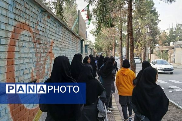 حضور دانش‌آموزان هنرستان حدیث کساء در مقبره الشهدای خاورشهر