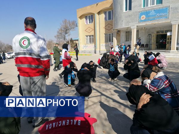 نواختن زنگ زلزله در دبیرستان کوشش شهرستان فاروج 