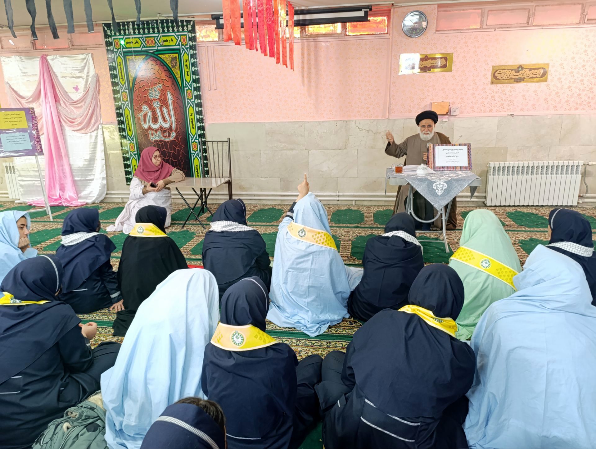 جلسه پرسش و پاسخ با امام جمعه شهرستان نیشابور در دبیرستان شاهد قدسیان 