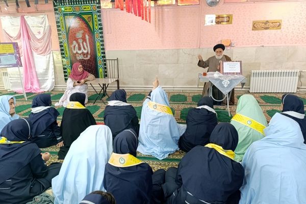 جلسه پرسش و پاسخ با امام جمعه شهرستان نیشابور در دبیرستان شاهد قدسیان 