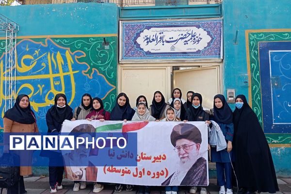 حضور دانش آموزان دبیرستان دخترانه دانش نیا در نمایشگاه صنایع دستی حوزه علمیه 