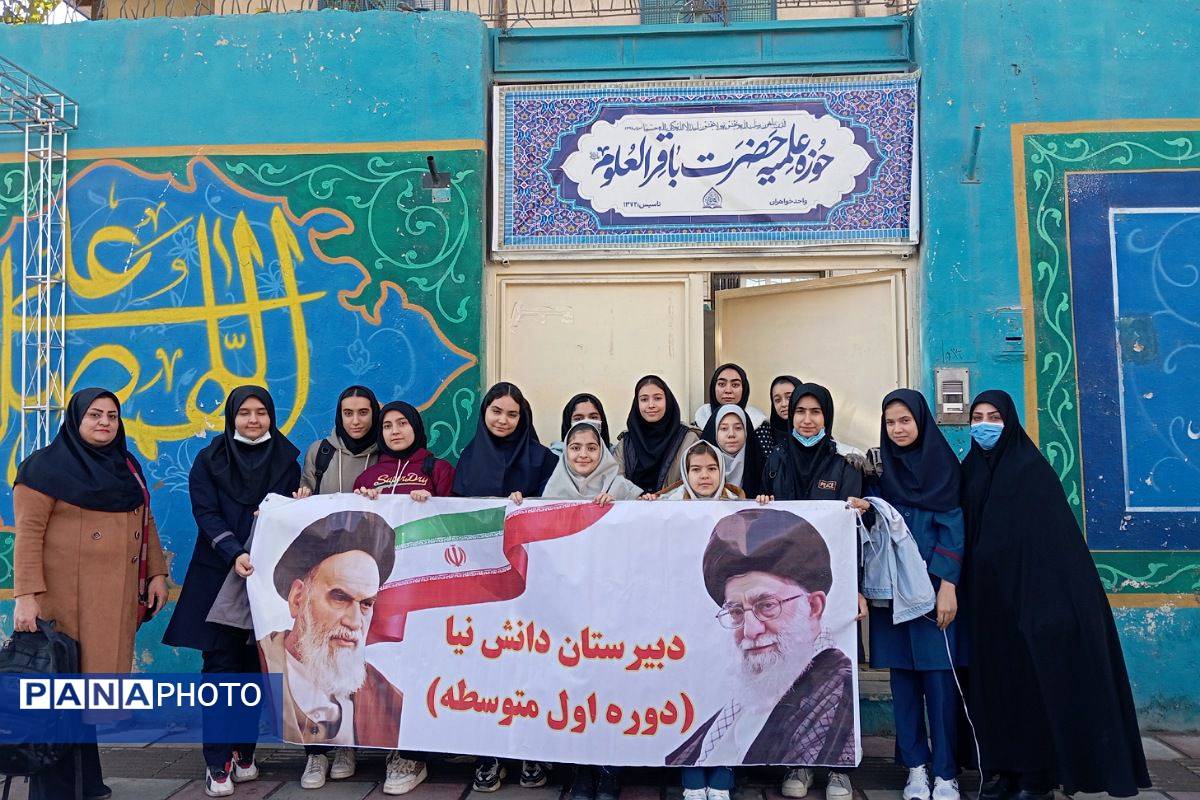 حضور دانش آموزان دبیرستان دخترانه دانش نیا در نمایشگاه صنایع دستی حوزه علمیه 