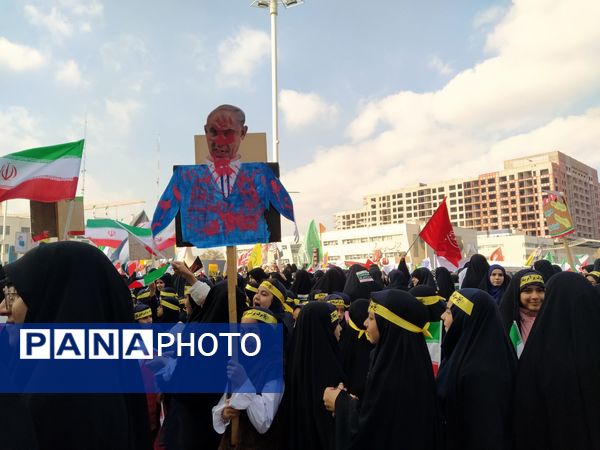  راهپیمایی  روز دانش آموز در مشهد با قلب هایی از جنس عزای حضرت فاطمه (س)