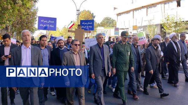 حضور پرشور نوجوانان و خانواده‌ها در سیزده آبان تجدید پیمان با انقلاب
