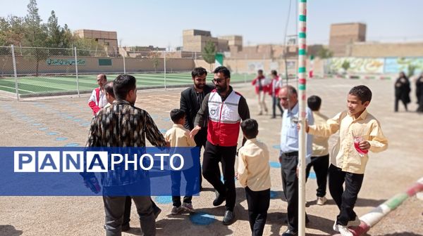 مراسم اهدای بسته های لوازم التحریر به دانش آموزان لازم التوجه دبستان شهید پسندیده فدافن