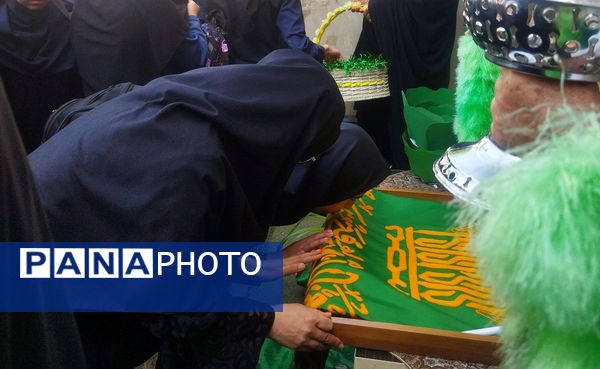 پرچم گردانی آستان قدس رضوی در مدارس منطقه پردیس به مناسبت دهه کرامت