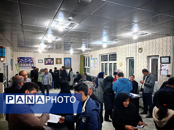 تحویل کارنامه هشدار دانش آموزان به اولیا دبیرستان میثاق