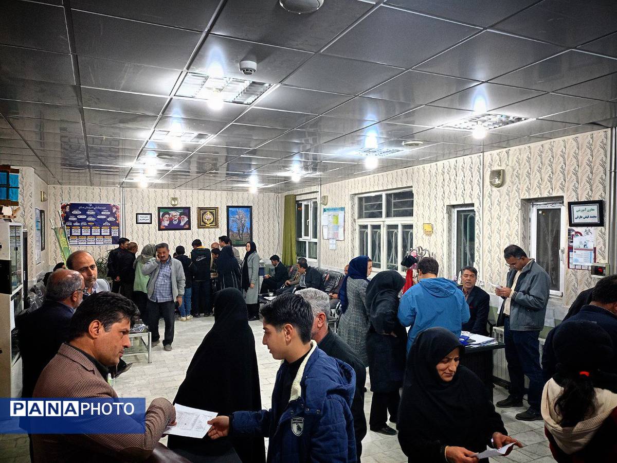 تحویل کارنامه هشدار دانش آموزان به اولیا دبیرستان میثاق