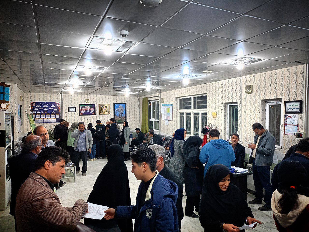 تحویل کارنامه هشدار دانش آموزان به اولیا دبیرستان میثاق