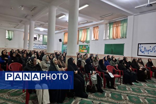 جلسه آموزش سوادرسانه‌ای در دبیرستان ولیعصر ناحیه یک شهرری