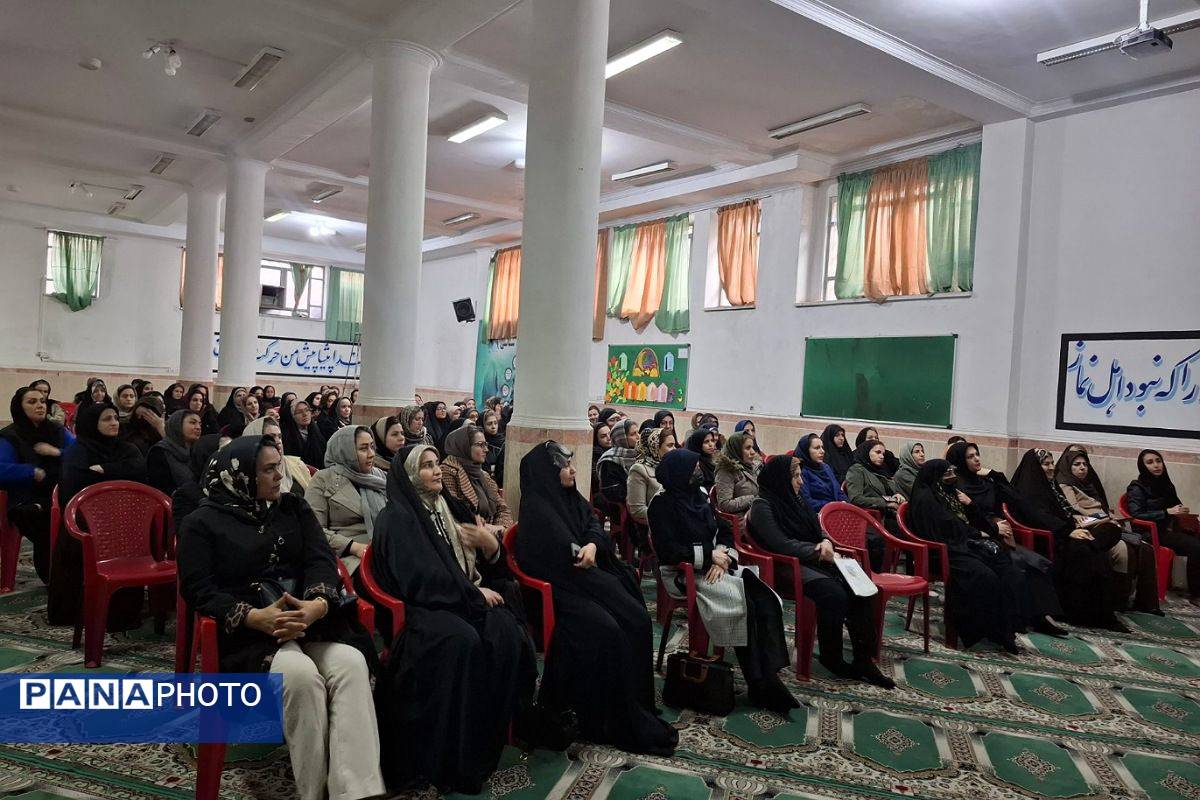 جلسه آموزش سوادرسانه‌ای در دبیرستان ولیعصر ناحیه یک شهرری