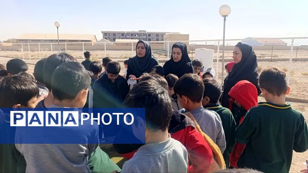 بازدید دانش‌آموزان پایه دوم دبستان حضرت جوادالائمه(ع) از مرکز هواشناسی یزد