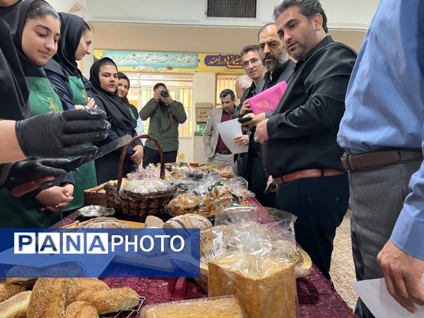 نمایشگاه نان و شیرینی دستپخت دانش‌آموزان هنرستان قدس