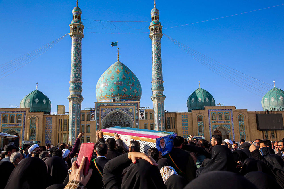 تشییع شهید علی حیدری پزشک مستقر در بیروت در مسجد مقدس جمکران