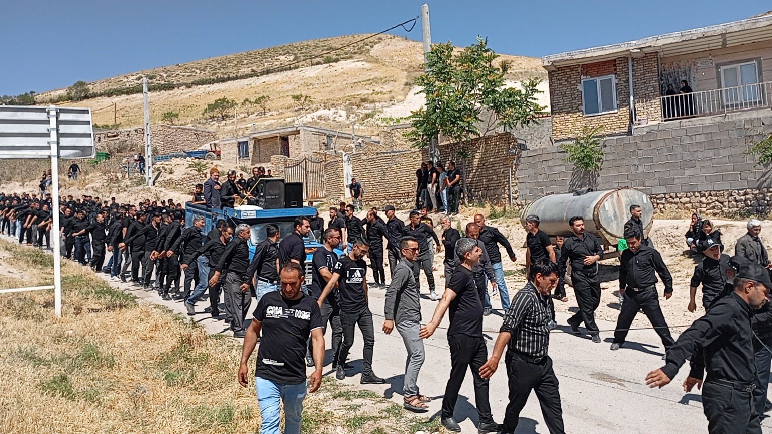 حضور مردم ولایتمدار روستای چخماقلو در عزاداری روز عاشورا