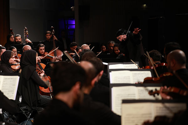 ارکستر سمفونیک تهران به رهبری «پانیذ فریوسفی»