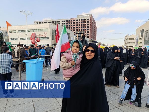 راهپیمایی روز دانش آموز و مبارزه با استکبار در مشهد 