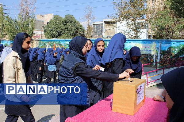 برگزاری انتخابات همیار مشاوران دبیرستان حضرت معصومه(س) ناحیه چهار کرج 