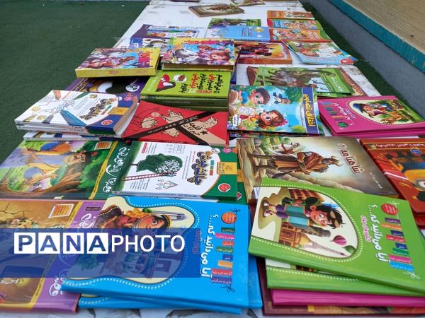 نمایشگاه کتاب در دبستان مریم بندرعباس