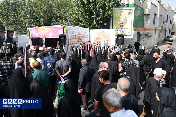 موکب «عشاق‌الحسین» سازمان دانش آموزی در راهپیمایی خانوادگی جاماندگان اربعین حسینی - تهران