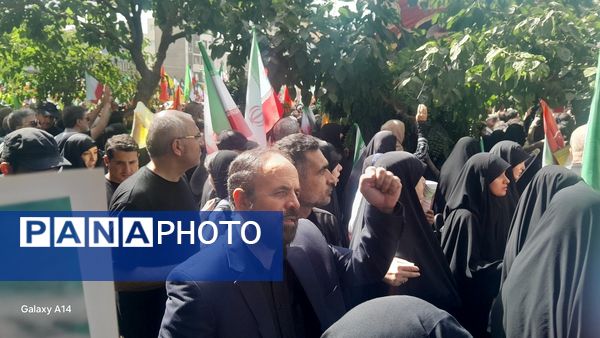 تشییع پیکرهای مطهر فرماندهان بر دستان مردم قدرشناس 