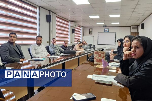 کارگاه توانمند سازی دبیران تفکر و سبک زندگی در فشافویه با محوریت ارتقای مهارت های آموزشی