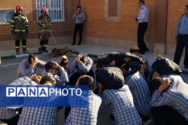 مراسم پدافند غیرعامل در دبیرستان بشارت بهارستاندو