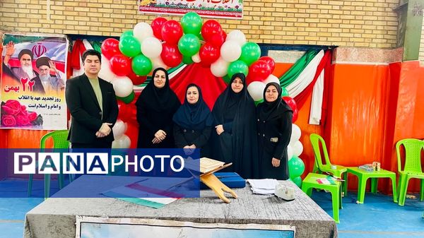 مراسم جشن انقلاب و تقدیر از دانش‌آموزان مقام‌آور مدرسه معلم