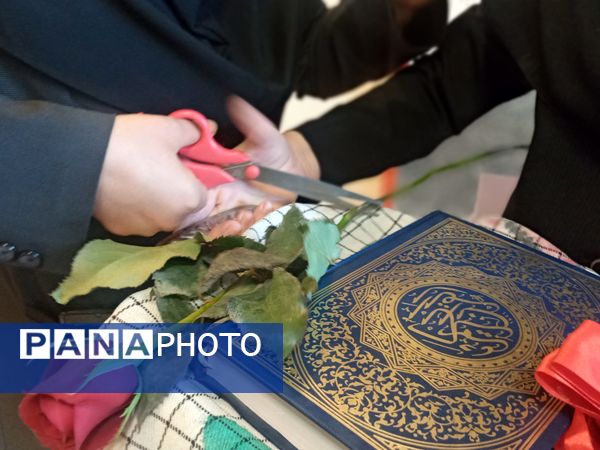 نواختن زنگ استانی مهر، ایثار و مقاومت در مدرسه نمونه دولتی ۹ دی به مناسبت آغاز سال تحصیلی و هفته دفاع مقدس