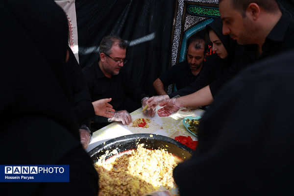 موکب «عشاق‌الحسین» سازمان دانش آموزی در راهپیمایی خانوادگی جاماندگان اربعین حسینی - تهران