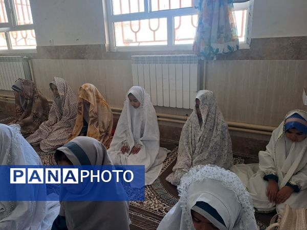 نماز جماعت در نمازخانه آموزشگاه زهرا عبداللهیان ارغا 