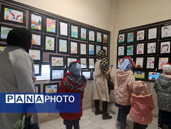 نمایشگاه نقاشی دانش آموزان مدرسه مهر و ماه آشخانه 