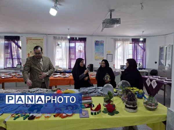 نمایشگاه دستاوردهای خلاقانه در هنرستان دخترانه دکتر مولوی