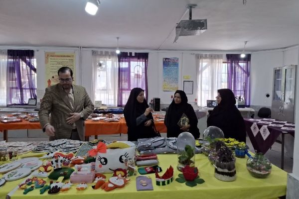 نمایشگاه دستاوردهای خلاقانه در هنرستان دخترانه دکتر مولوی
