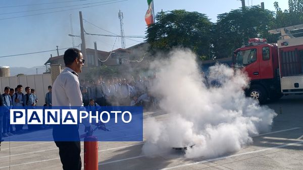 آموزش عملی اطفای حریق در دبیرستان نمونه مرحوم طاووسی خلیل آباد