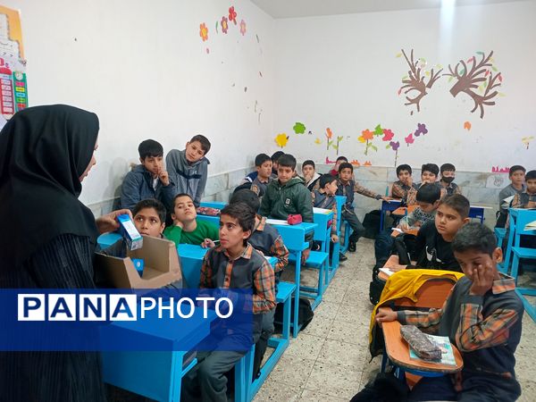 توزیع شیر گامی برای سلامت و نشاط دانش‌آموزان در دبستان شهید پسندیده فدافن 