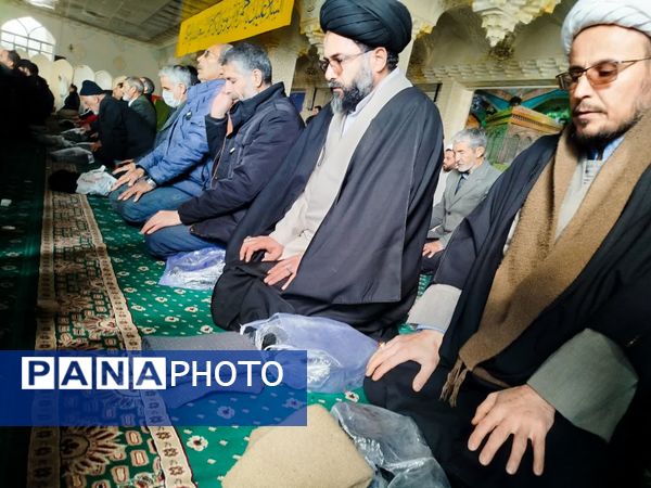 اقامه نماز جماعت بعد از  راهپیمایی در کاشمر 