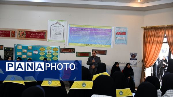 برپایی نمایشگاه آثار دانش‌آموزی در مدرسه متوسطه اول نمونه دولتی امام رضا (ع) فیض‌آباد