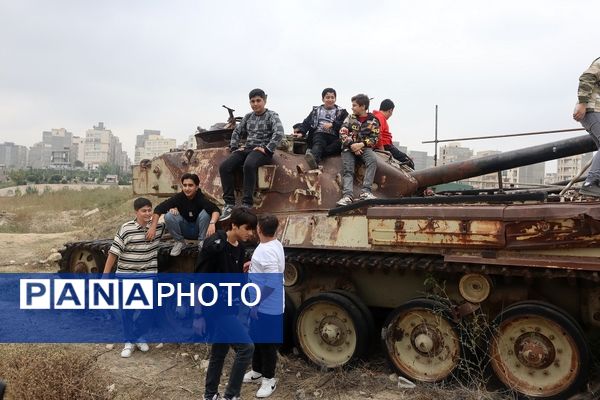 بازدید دانش آموزان و دانشجو معلمان اردبیلی از نمایشگاه هفته دفاع مقدس 