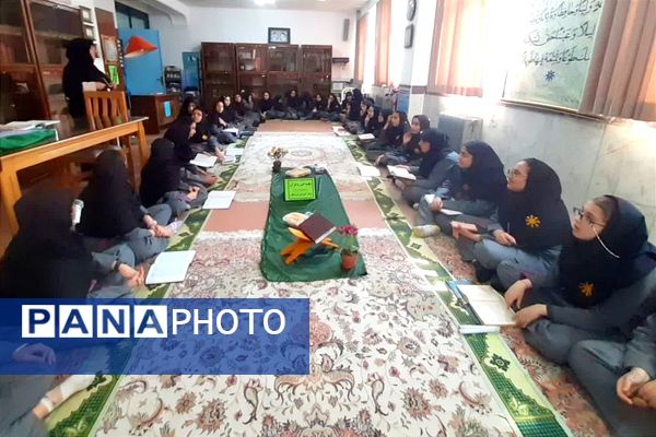 جلسه انس با قرآن و گفتمان دینی در دبیرستان فرزانگان قائمشهر