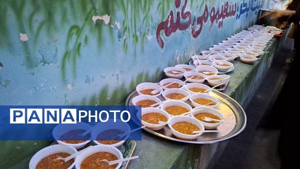 مراسم افطاری در دبستان دخترانه شهید باهنر با حضور دانش‌آموزان و اولیاء