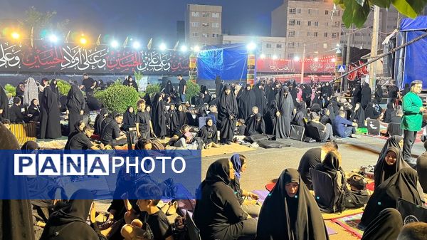 نوجوانان تهرانی هم‌نوا با اسرای کربلا به سوگ امام حسین (ع) نشستند